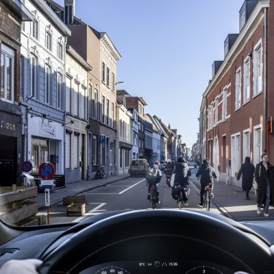 auto rijdt achter fietsers