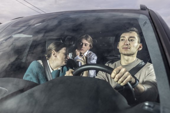 bestuurders en passagiers in auto