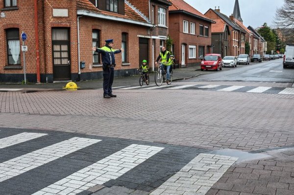 agent die verkeer regelt op kruispunt