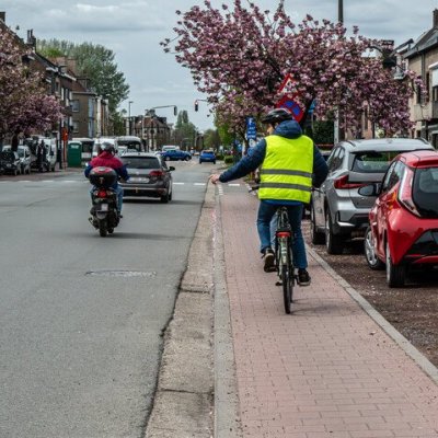 fietser die arm uitsteekt om van het fietspad te rijden