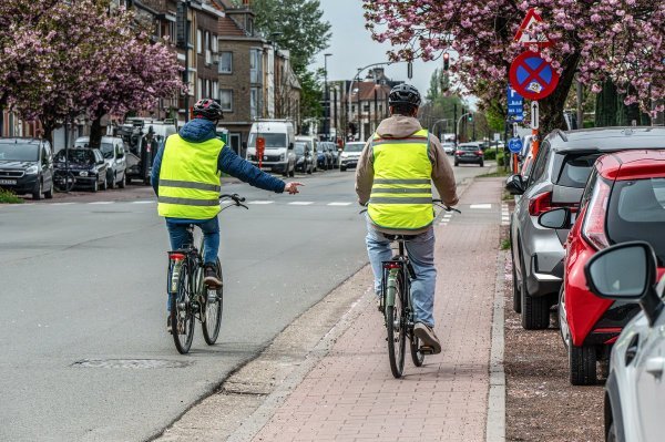 Fietser die inhaalt op het fietspad