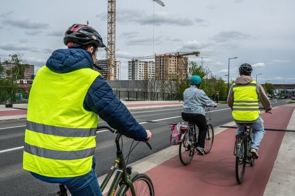 3 fietsers op een fietspad