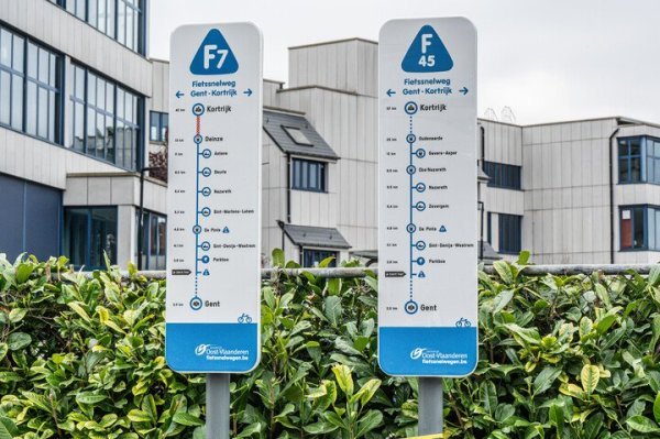 Bordjes met aanwijzingen over fietssnelweg