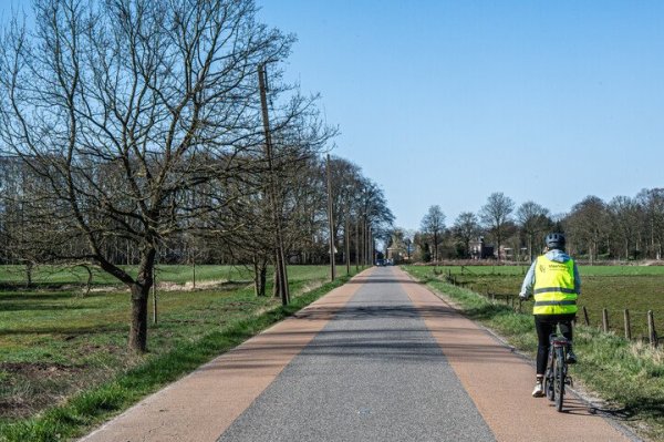 Fietser op een fietssuggestiestrook
