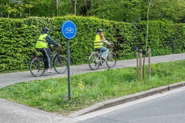 2 fietsers op een 2-richtingsfietspad, links in hun rijrichting