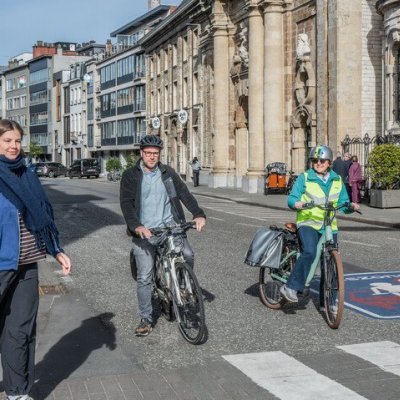 voetganger op zebrapad, fietsers die voorrang geven