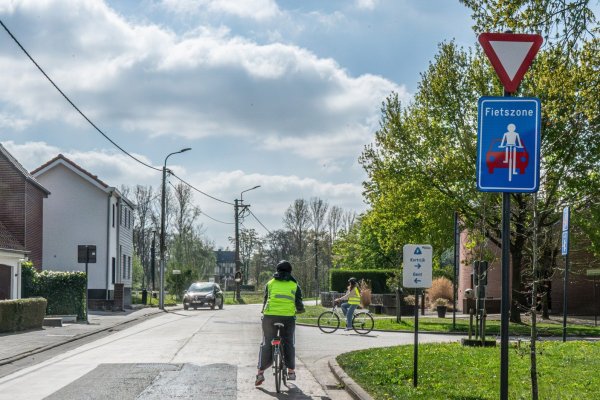 2 fietsers op een kruispunt