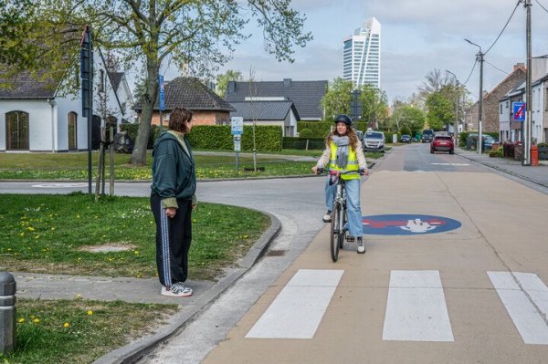 voetganger aan een zebrapad, fietser die voorrang geeft