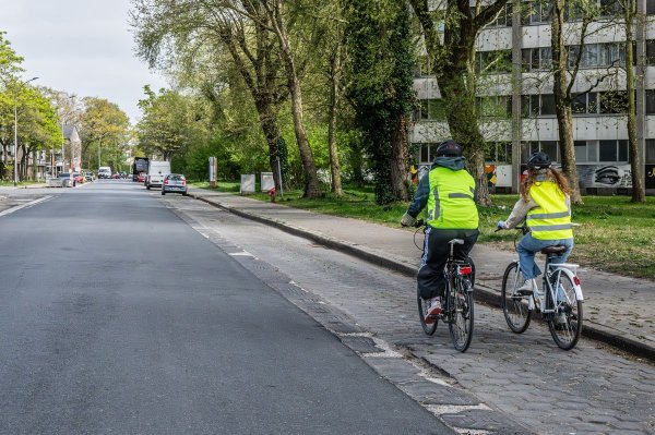 2 fietsers op een parkeerstrook