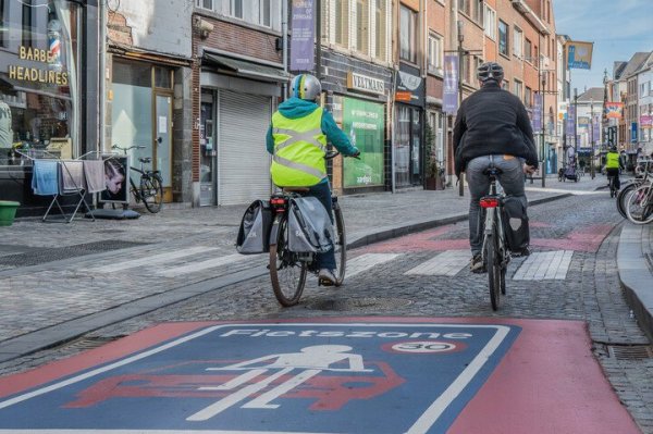 fietsers in fietszone