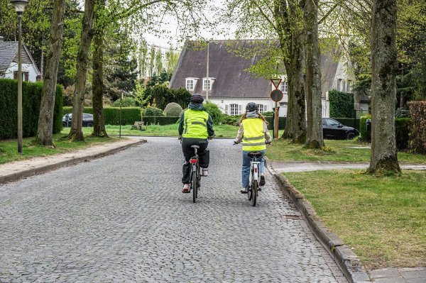 2 fietsers naast elkaar op de rijbaan