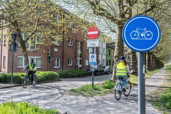 fietser die op een fietspad in een eenrichtingsstraat rijdt