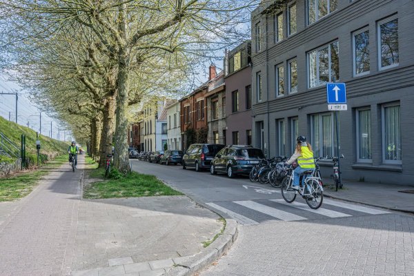 fietser die op de rijbaan rijdt in een eenrichtingsstraat