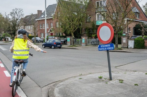 Straat met verbodsbord uitgezonderd plaatselijk verkeer
