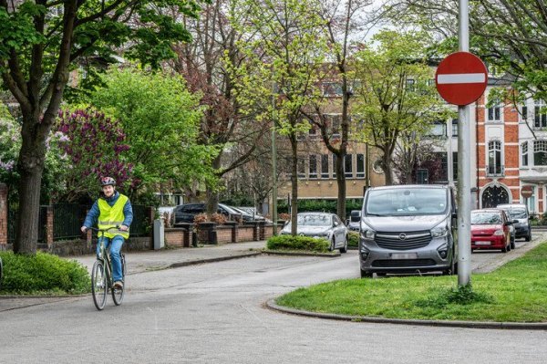 Eenrichtingsstraat met uitzondering voor fietser die er mag inrijden