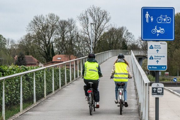2 fietsers op een fietsbrug