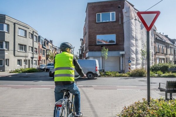 fietser stopt aan voorrangsbord op kruispunt