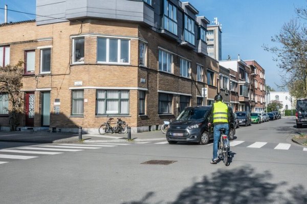 fietser die auto voorrang verleent op kruispunt