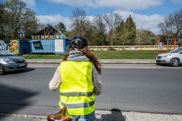 fietser die wacht om de rijbaan over te steken