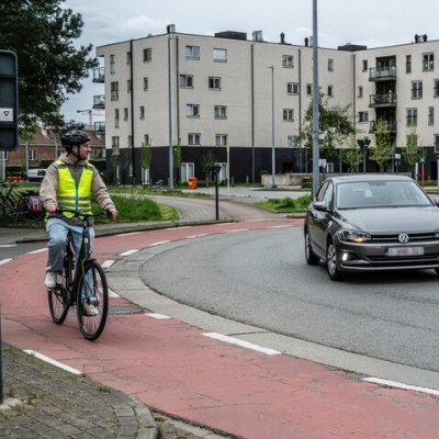 fietser op fietspad op een rotonde