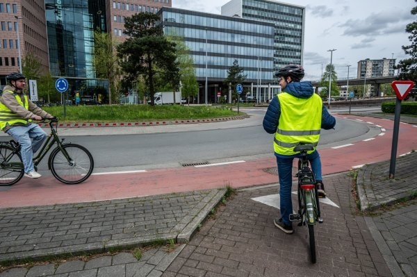 fietser verleent voorrang aan andere fietser op rotonde