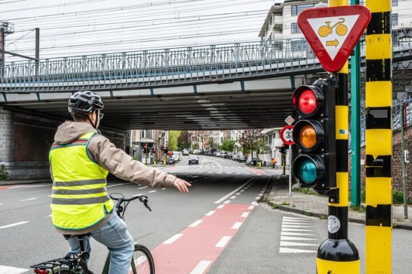 fietser door het rood bij rechtsafslaan, verkeersbord toelating