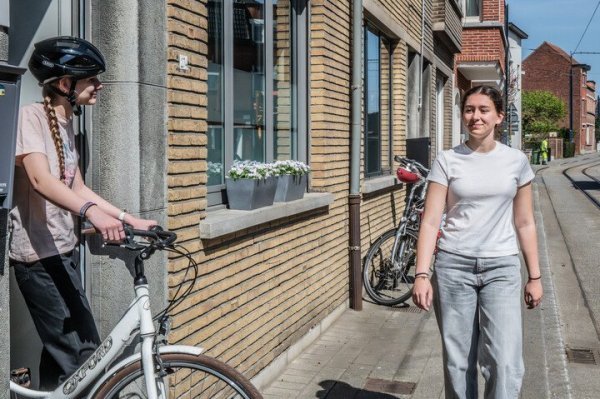fietser komt voordeur uit van rijhuis, verleent voorrang aan voetganger