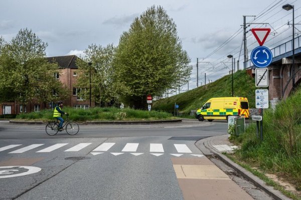 fietser en ambulance op rotonde
